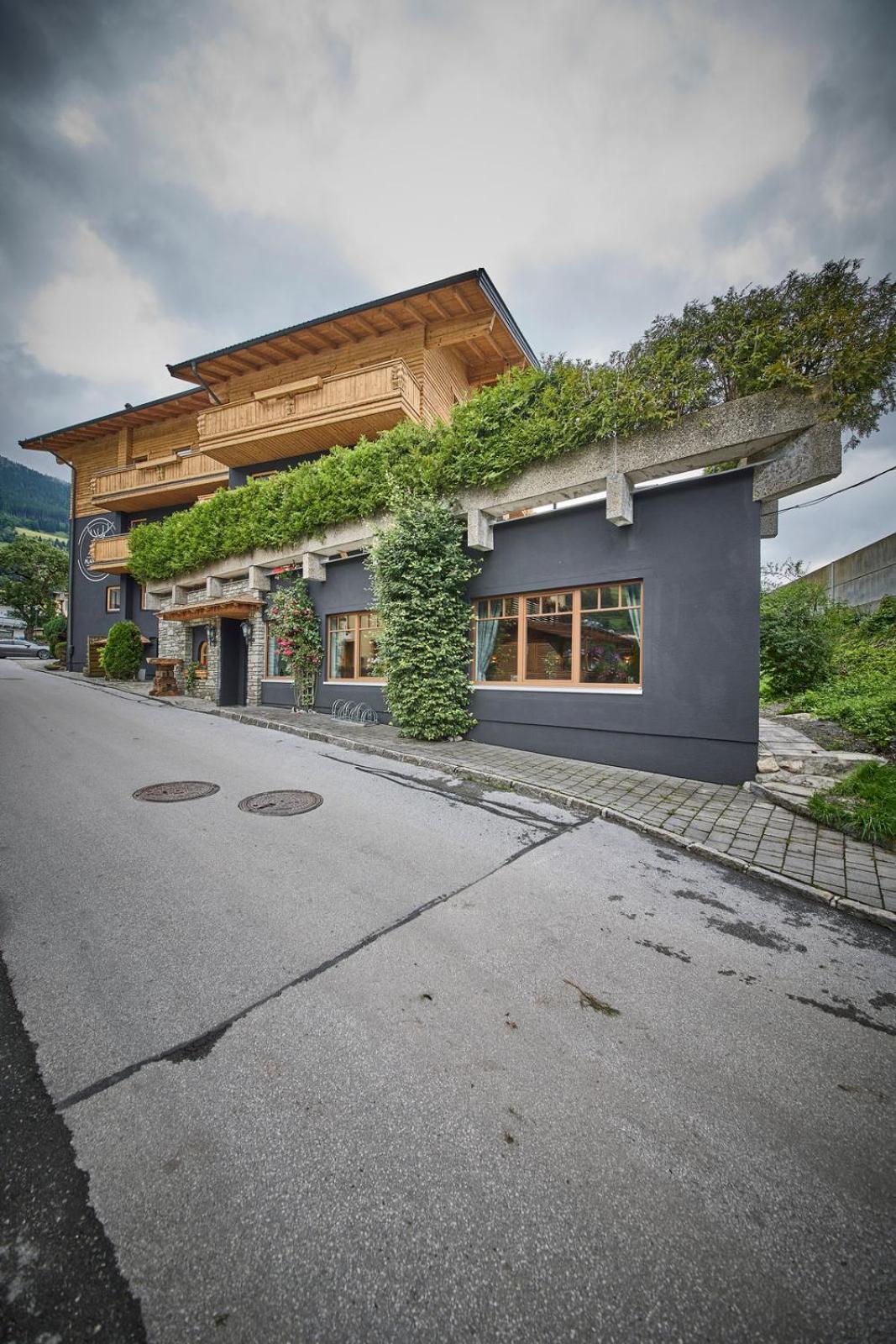 Platzhirsch - - Self Check-in Gasthof